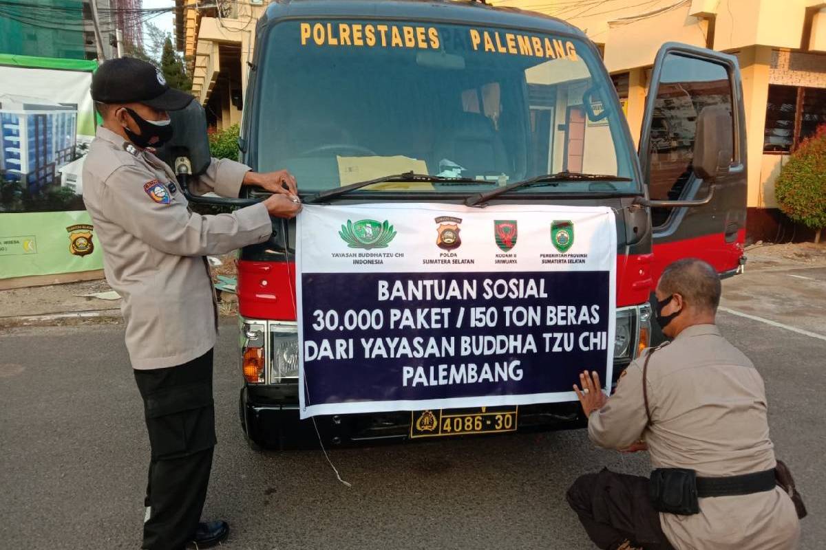 Bantuan 30.000 Paket Beras kepada Masyarakat Kurang Mampu di Kota Palembang