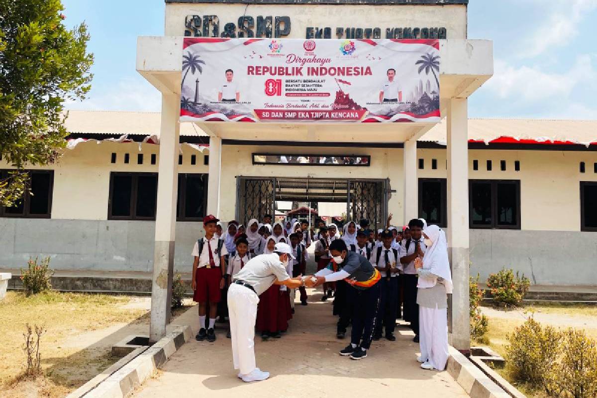 Pembagian Masker untuk Melindungi Siswa