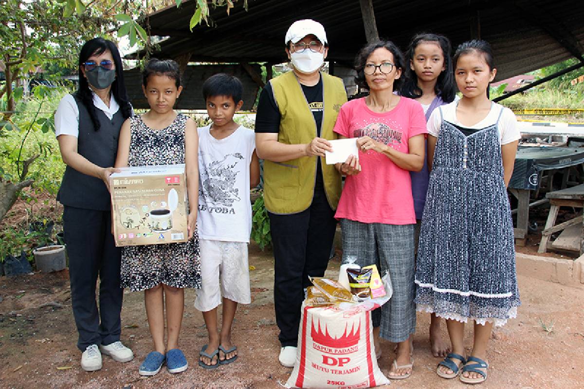 Membantu Korban Kebakaran di Sungai Lakam