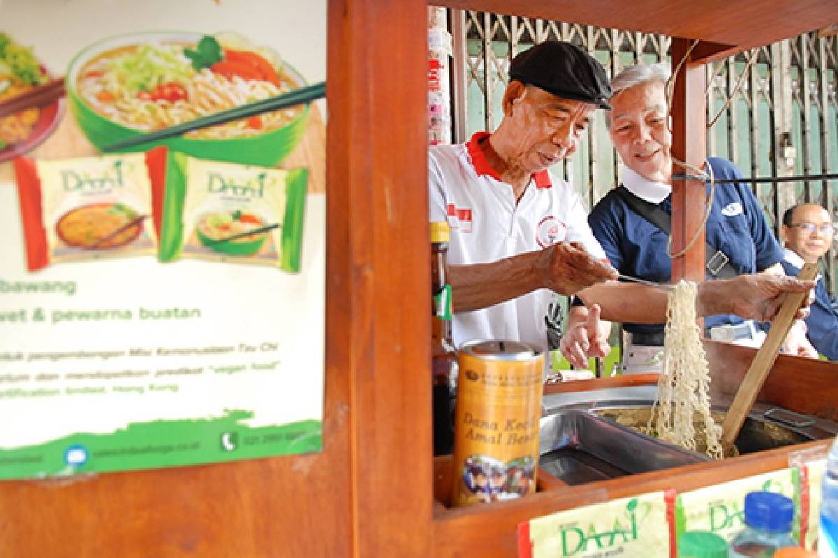 Mendorong Semangat Lewat Gerobak Cinta Kasih