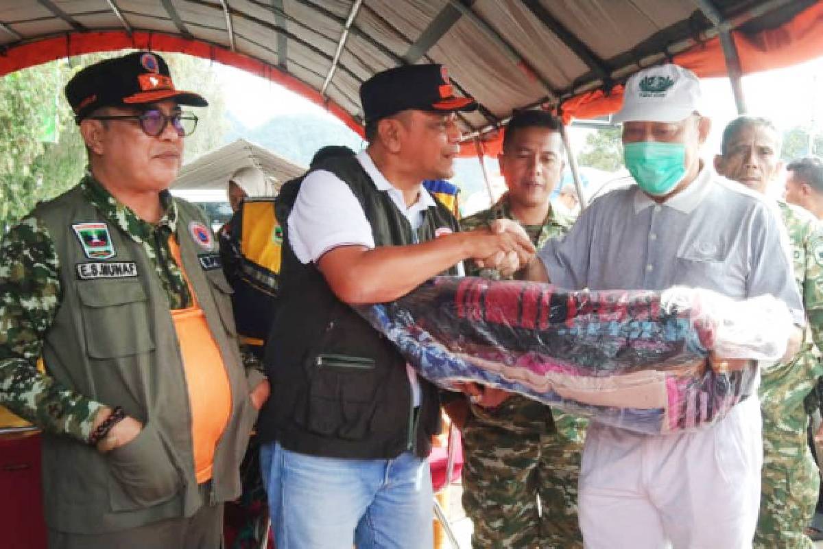 Tzu Chi Hadir, Ringankan Beban Warga Terdampak Banjir dan Longsor di Solok