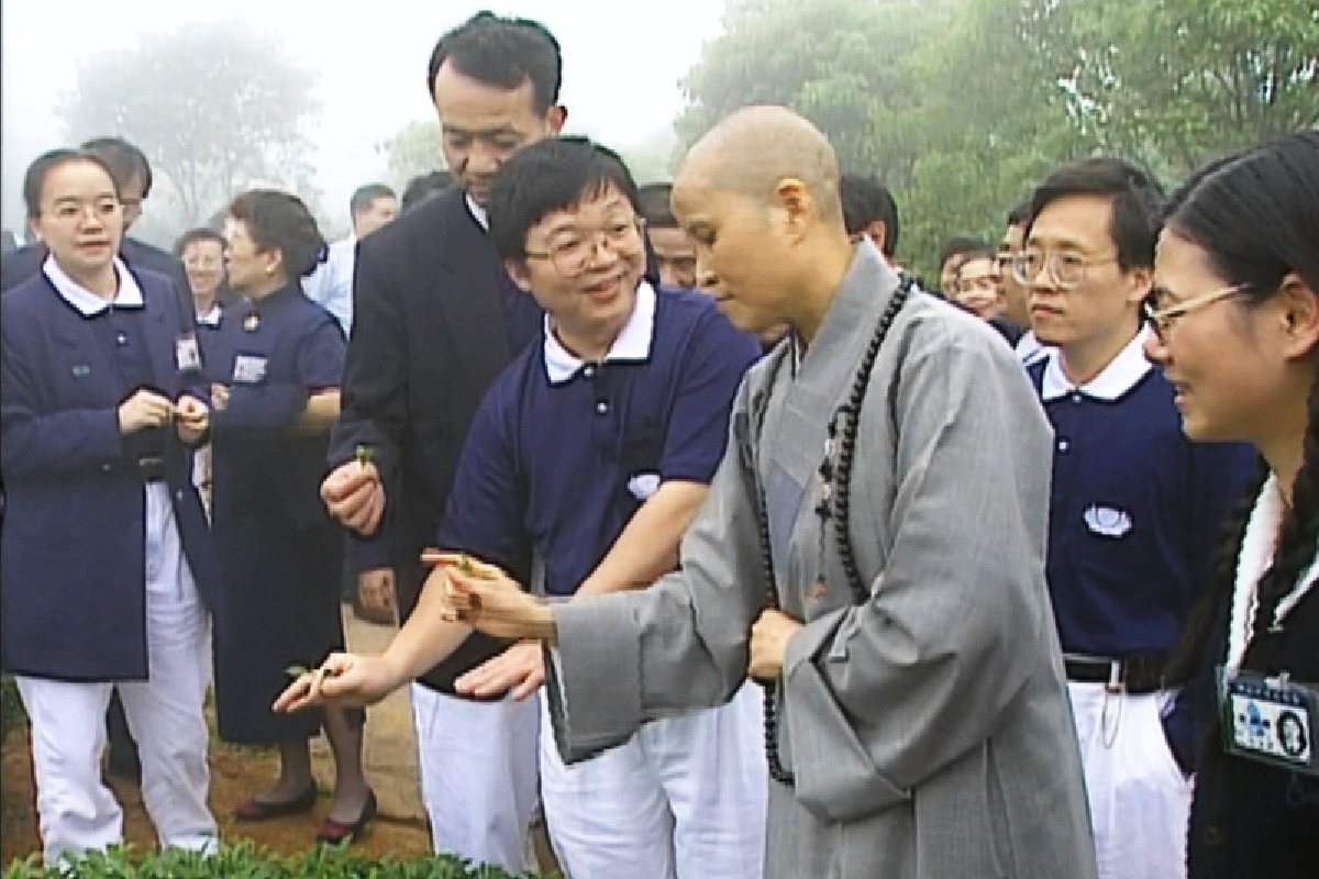 Ceramah Master Cheng Yen: Tekun Menggarap Ladang Berkah di Dunia   