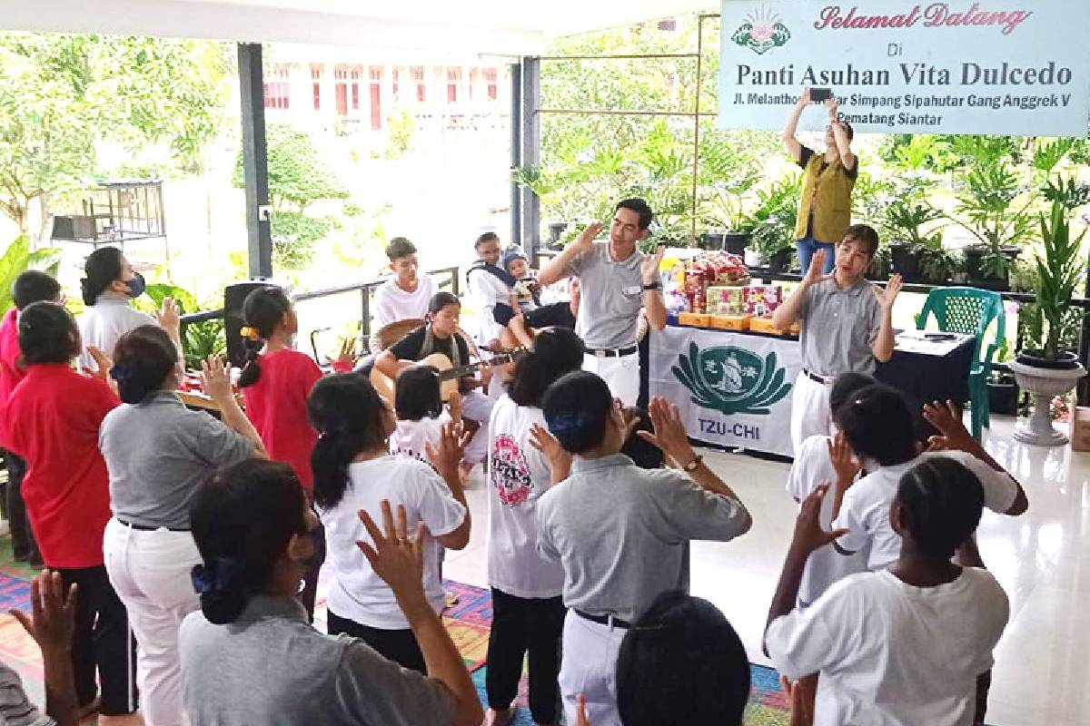 Berbagi Keceriaan Natal di Panti Asuhan Vita Dulcedo Pematang Siantar