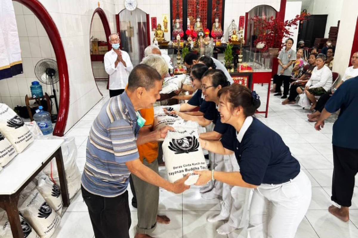 Jelang Imlek, Tzu Chi Bagikan Paket Beras di Vihara Chandra Metta