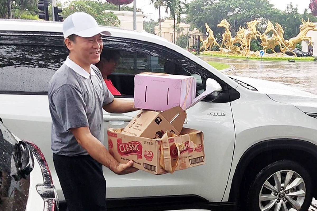 Memilah Barang Daur Ulang dan Menyatukan Hati