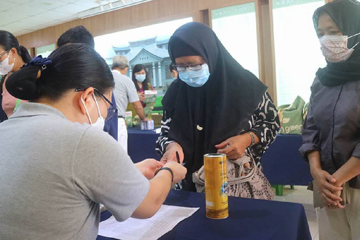 Berbagi di Tengah Kekurangan