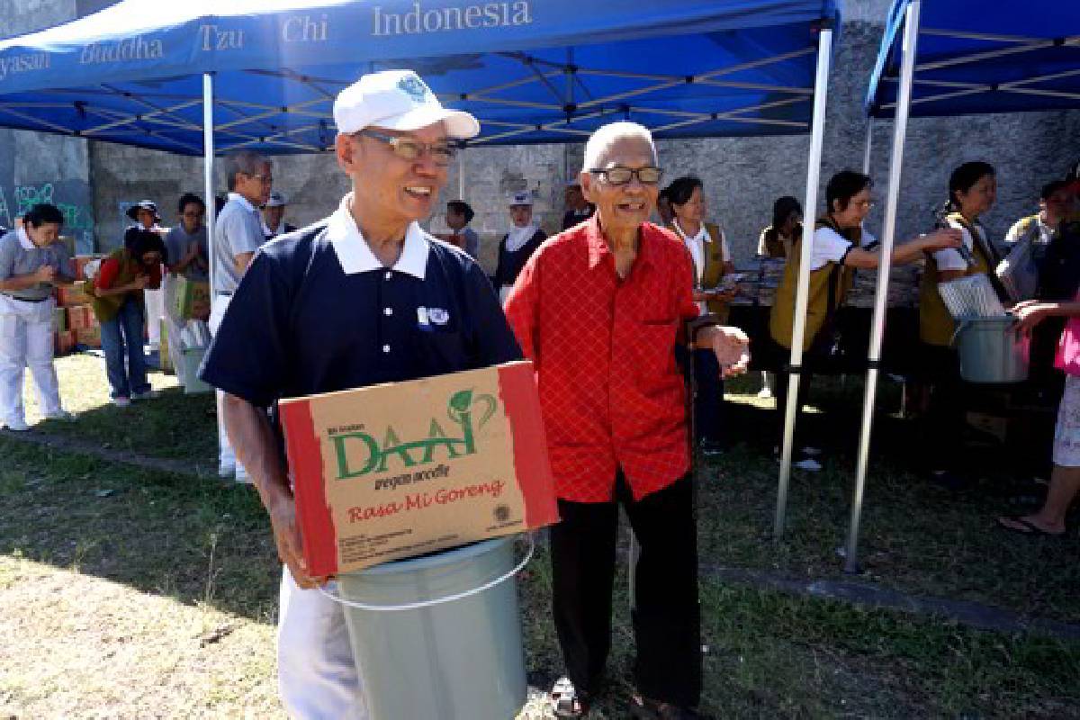 Tzu Chi Bogor Salurkan Bantuan Korban Angin Puting Beliung