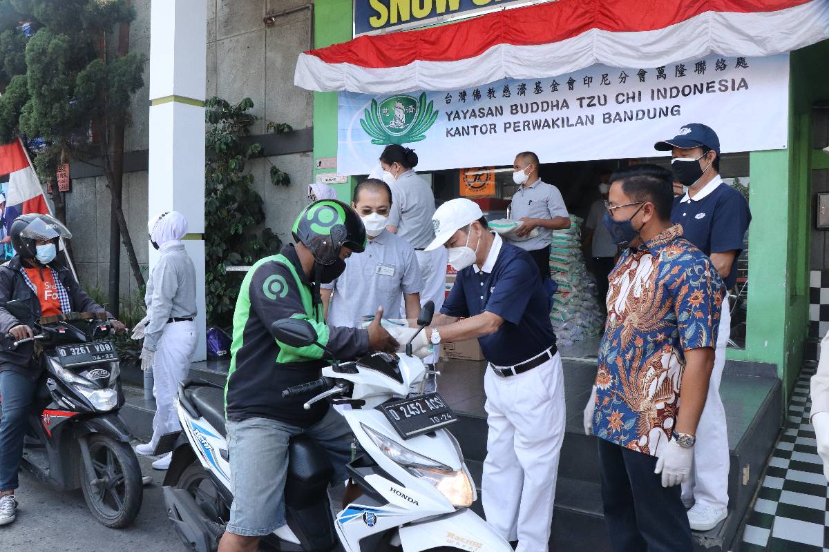 Enam Ratus Paket Beras untuk Pengemudi Ojek Online dan Supir Angkot