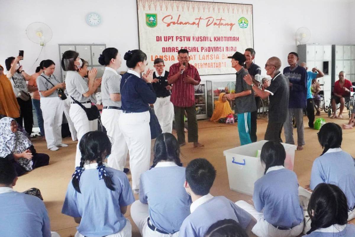 Berbagi Kasih di Panti Jompo Khusnul Khotimah 