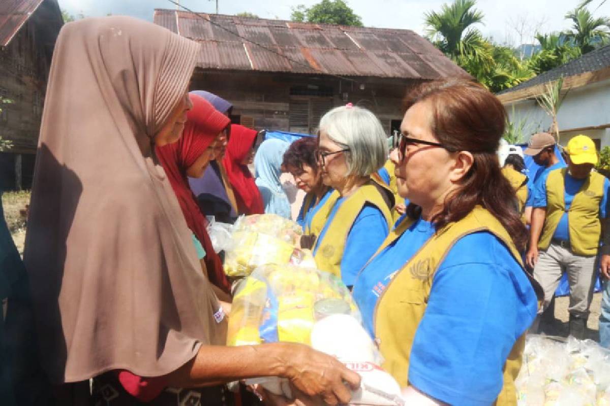 Melintasi Jalan Perbukitan, Tzu Chi Salurkan Bantuan untuk Warga Desa Pameu