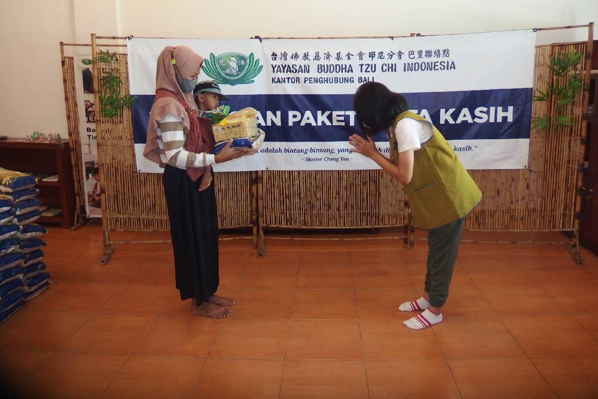 Berbagi Paket Sembako kepada Warga Paling Terdampak Pandemi di Bali