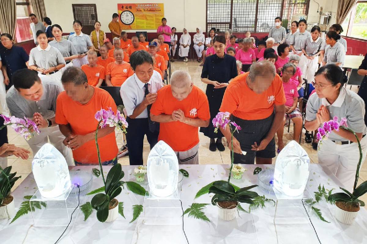 Waisak Penuh Cinta di Panti Jompo, Relawan Tzu Chi Hadirkan Kehangatan Batin