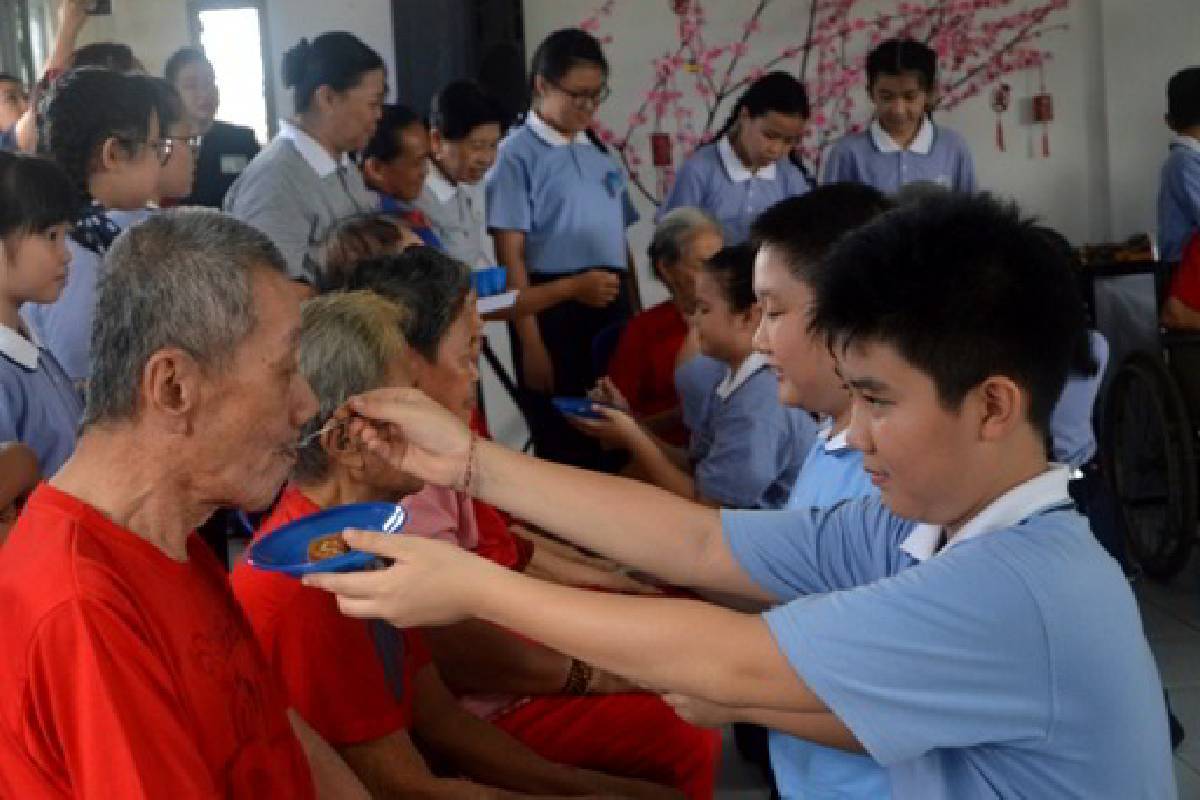 Merajut Tali Kasih Dengan Oma Opa di Panti Jompo