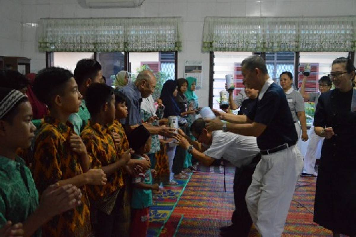 Menjalin Silaturahmi dengan Anak - anak Panti Asuhan Amaliyah