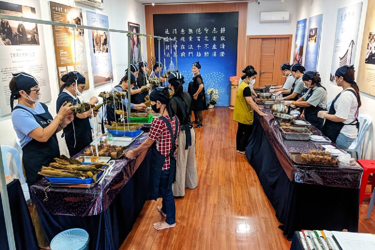 Penuh Sukacita, Relawan Tzu Chi Selatpanjang Bersatu Hati Membuat Bacang Vegetarian