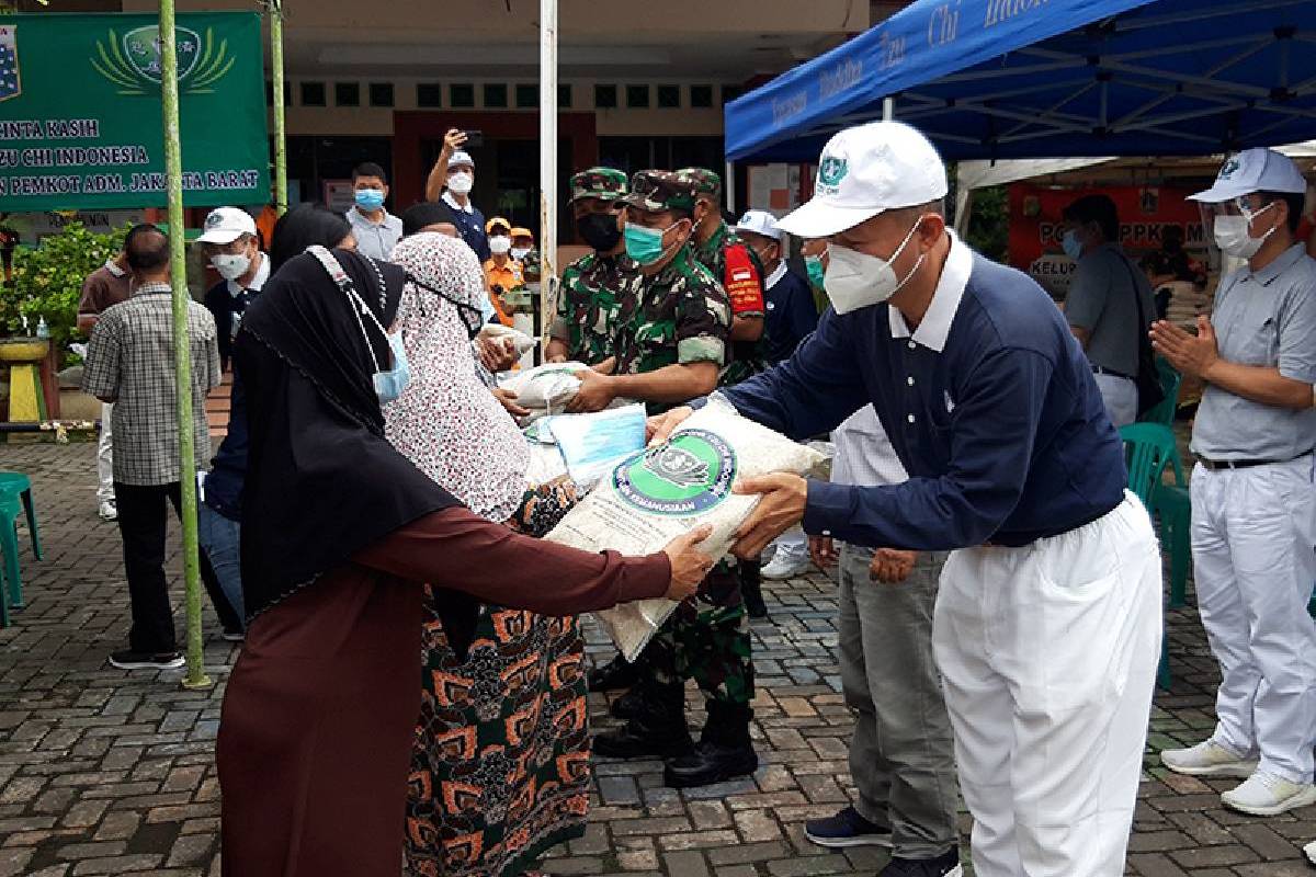 Tzu Chi Bagikan 1.509 Paket Beras di Kedaung Kali Angke, Cengkareng