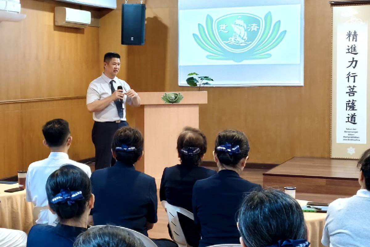 Menebar Cinta Kasih, Menyatukan Hati: Kunjungan Johnny Chandrina ke Relawan Tzu Chi Medan