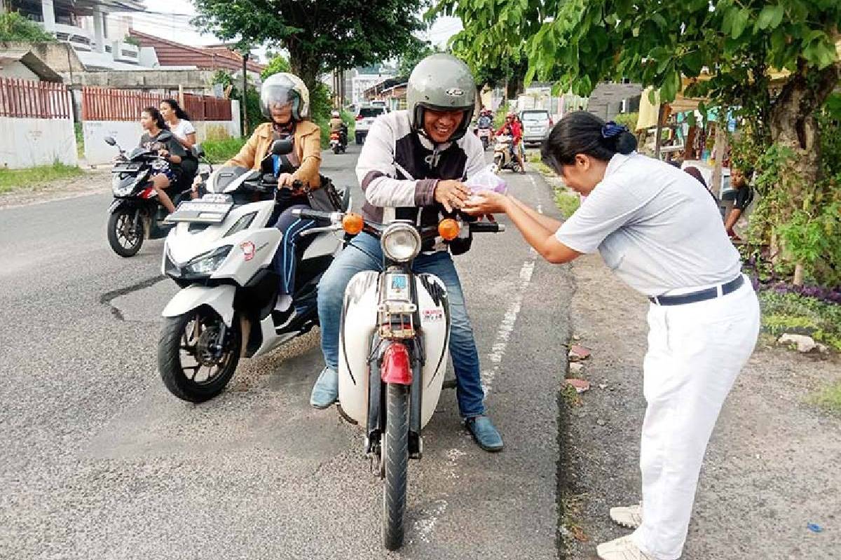 Berkah Ramadan, Relawan Tzu Chi di Lampung Bagikan Paket Takjil 