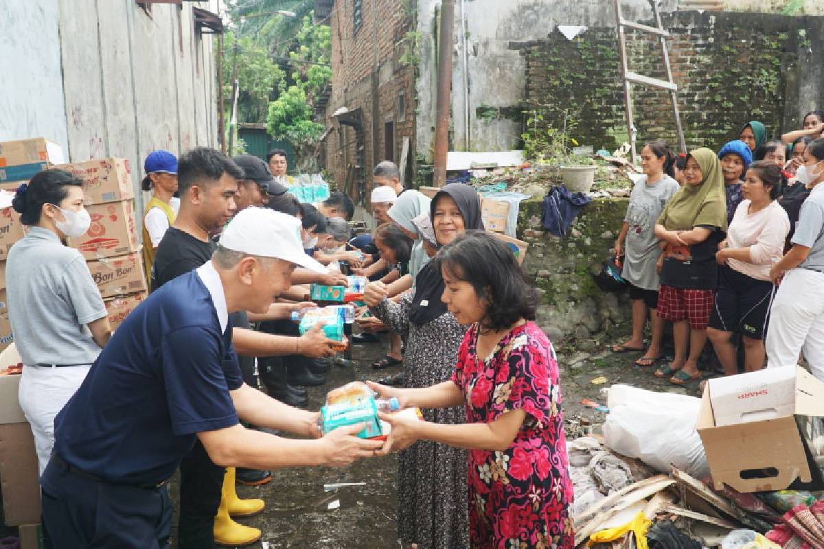 Bantuan Bencana Banjir di Sumatera: Kehangatan di Tengah Banjir yang Maih Menggenang