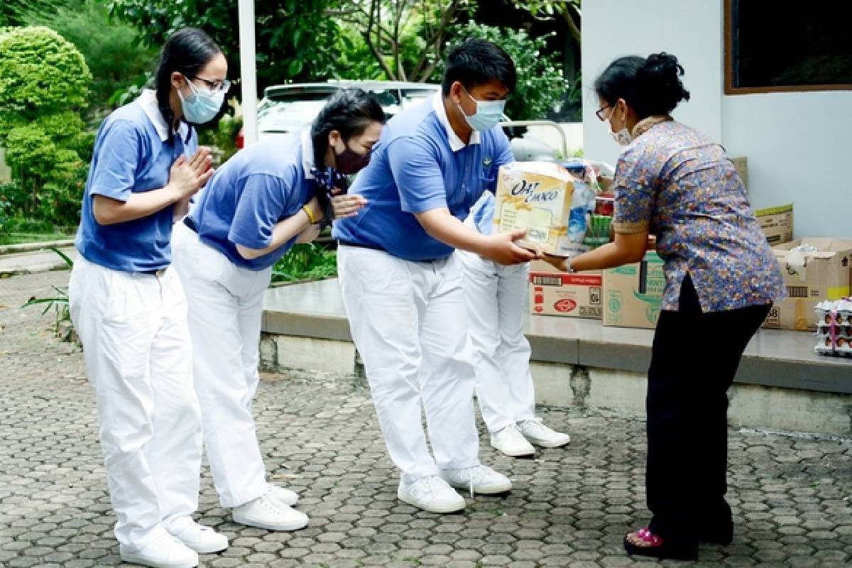 Sembako Cinta Kasih untuk Oma Opa