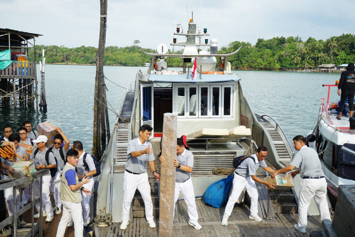 Baksos Degeneratif di Pulau Karas: Menerjang Ombak, Mengobati yang Sulit Terjangkau