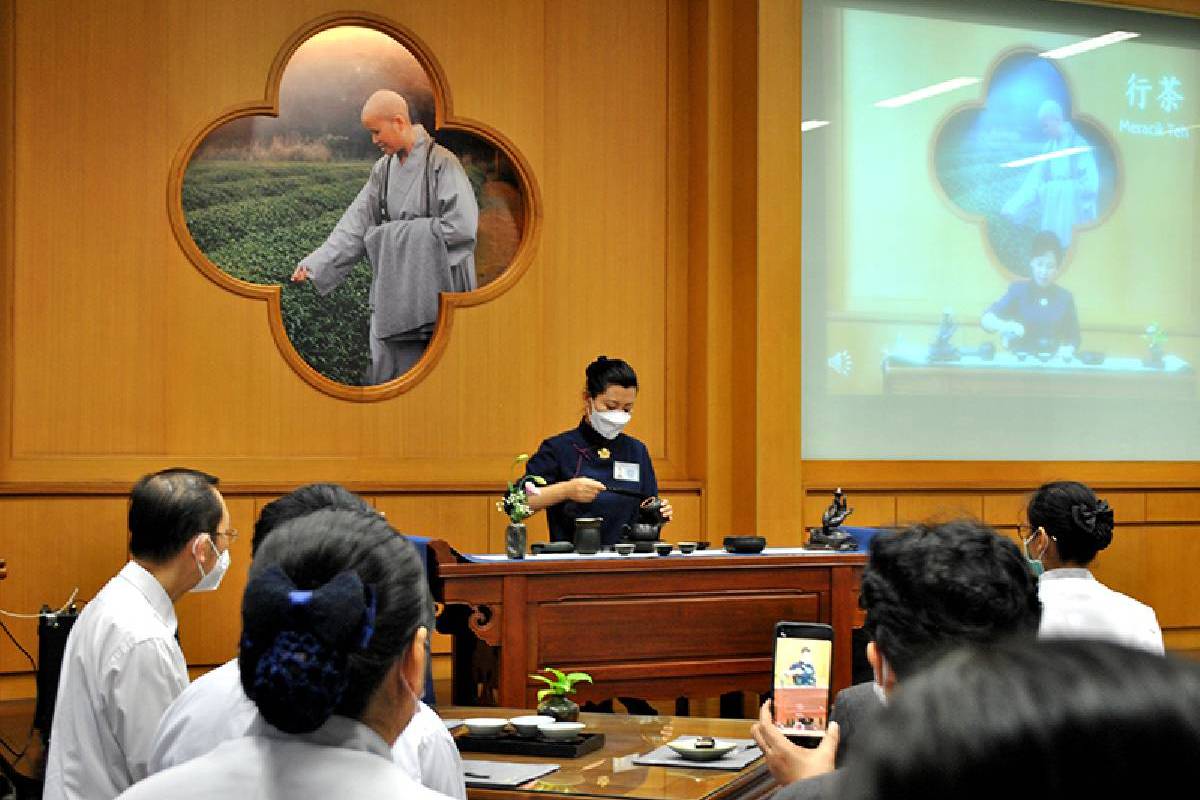 Seni Kehidupan dalam Secangkir Teh Tzu Chi