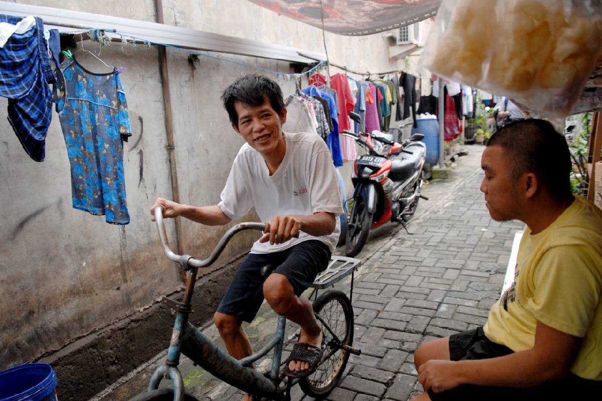 Tak Perlu Bisa Berdiri Sempurna, Mursidi Hanya Ingin Membantu Kakaknya