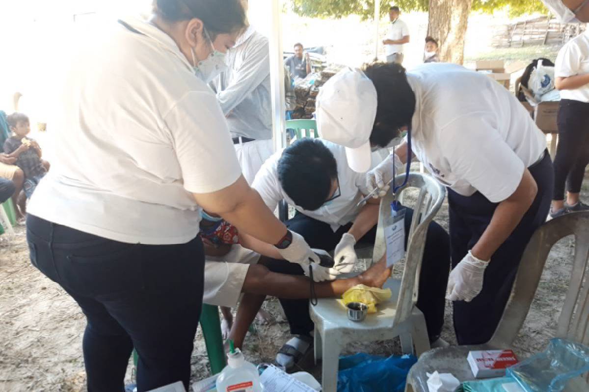 Pengobatan untuk Warga Korban Banjir Bandang di Desa Bena, NTT