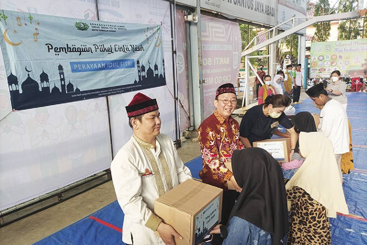 Sambut Idul Fitri, Tzu Chi Surabaya Bagikan Paket Lebaran 
