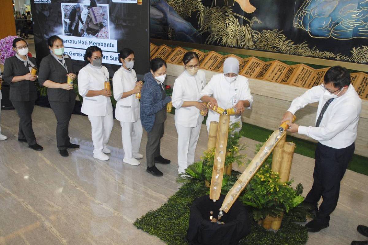 Peduli Gempa Turki dan Suriah, Tzu Chi Hospital Gelar Penuangan Celengan dan Penggalangan Dana