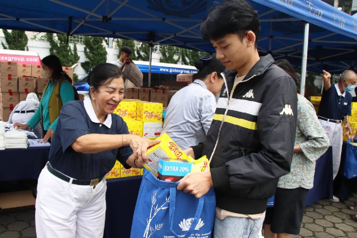 Sambut Waisak, Tzu Chi Bandung Bagikan 455 Paket Cinta Kasih