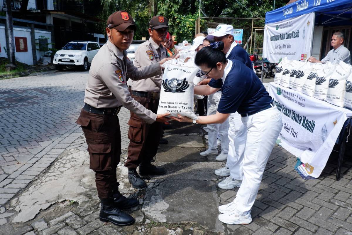 Relawan He Qi Jakarta Barat 1, Berbagi Kebahagiaan dengan Petugas Keamanan dan Lingkungan