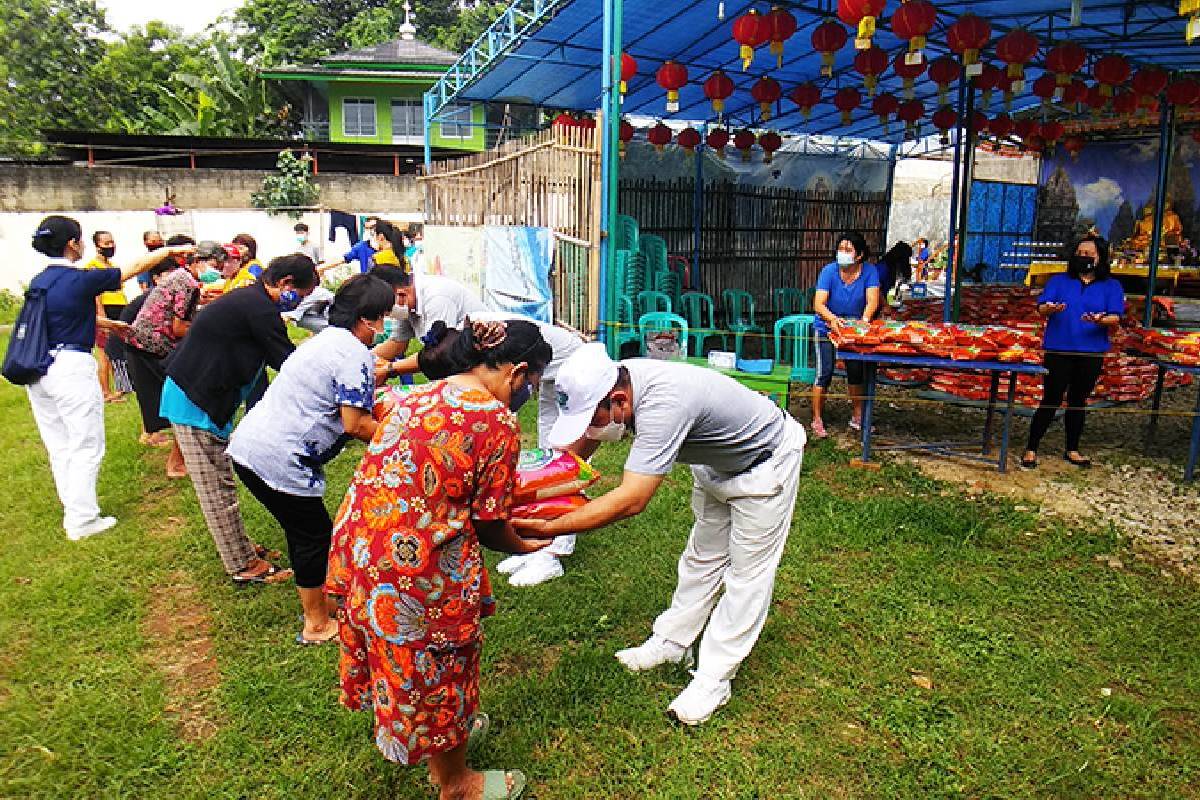 320 Paket Beras Cinta Kasih untuk Warga Kedaung