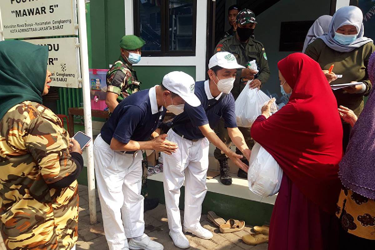 Tzu Chi Salurkan Paket Sembako Menyambut HUT RI ke-77 di Rawa Buaya