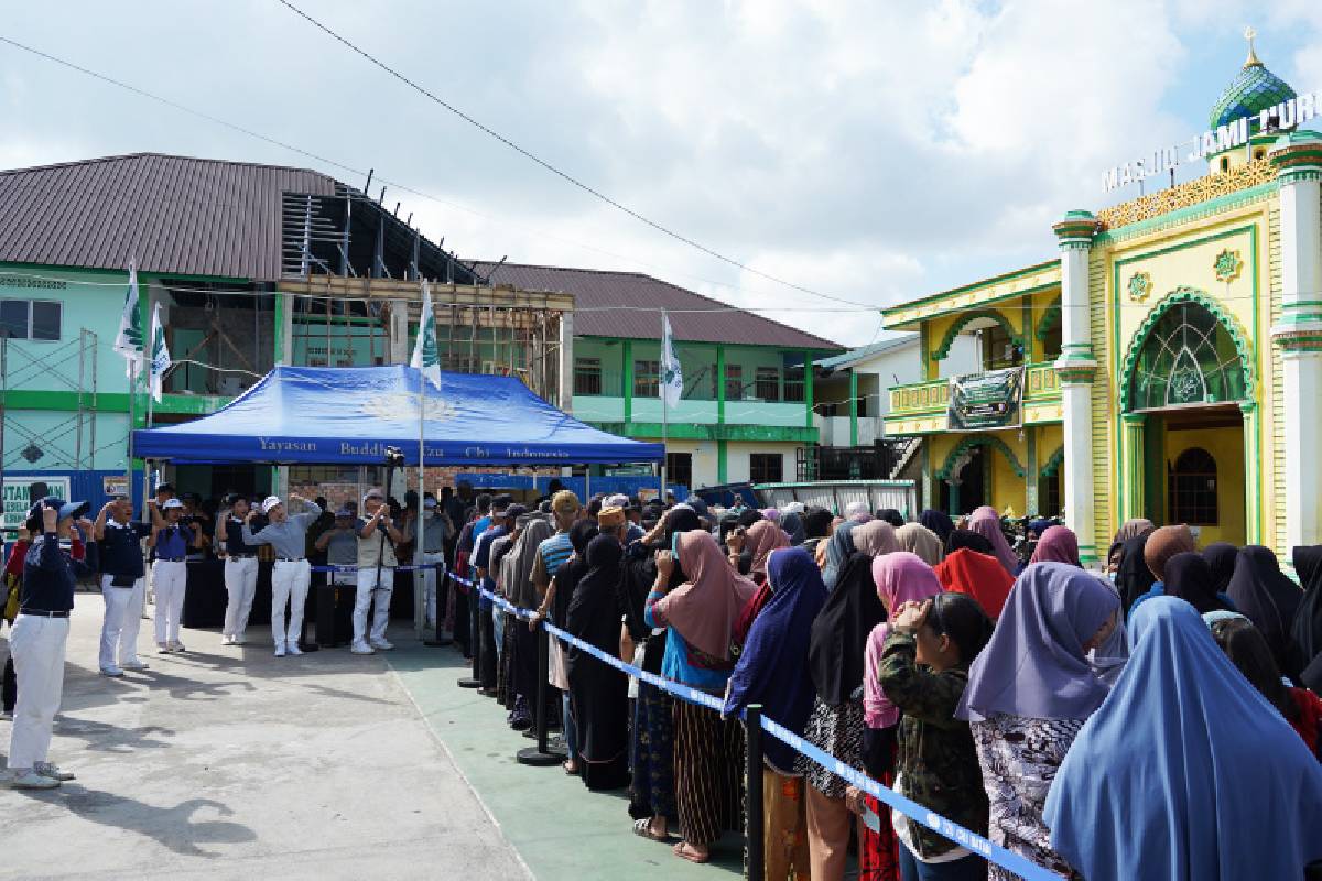 Sedikit dari Kita, Berarti bagi Mereka: Berbagi Sembako Cinta Kasih Menjelang Idulfitri 