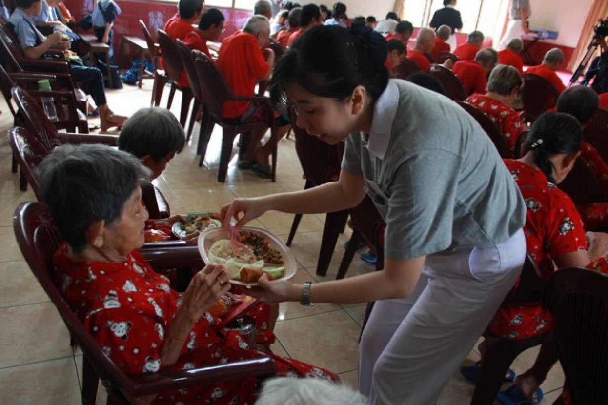 Merayakan Imlek Bersama Kakek dan Nenek