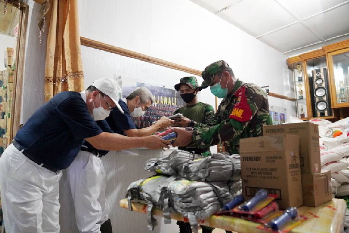 Membantu TNI Menjaga Keamanan Korban Banjir Bandang Tanjung Selamat