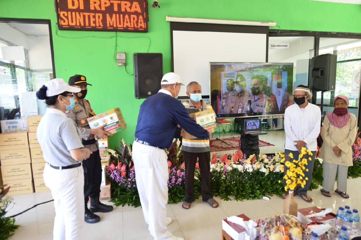 Tzu Chi Salurkan Beras untuk Masyarakat Terdampak Pandemi Covid-19