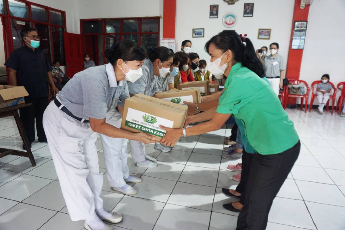 Paket Sembako Tzu Chi Menambah Kebahagiaan Warga Jelang Imlek