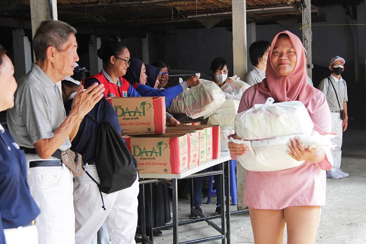 Berbagi Berkah di Bulan Ramadan, Tzu Chi Bagikan Paket Cinta Kasih untuk Warga Palmerah, Jakarta Barat