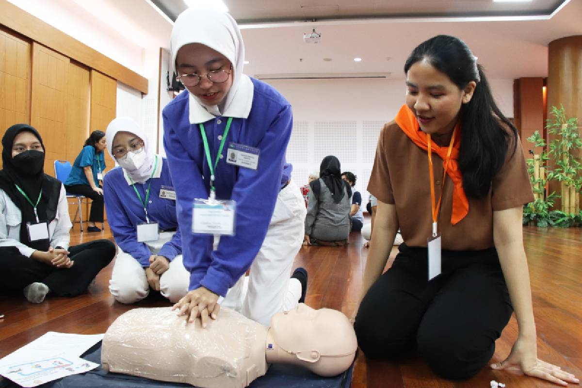 Membekali Diri Dengan Ilmu untuk Menolong Sesama