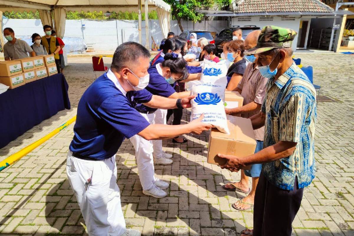 Menebar Cinta dalam Bingkisan Sembako