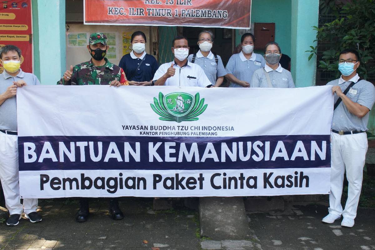 Paket Cinta Kasih untuk Warga Prasejahtera di Palembang