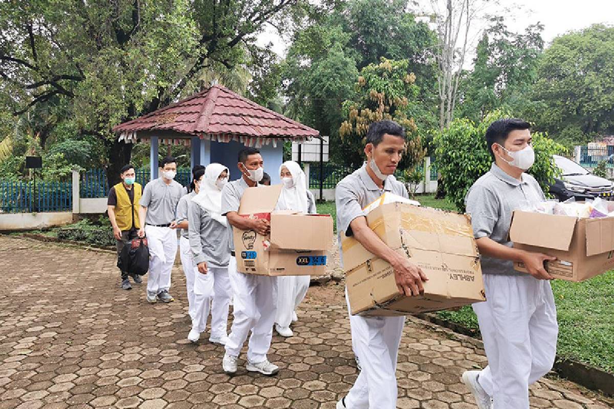 Berbagi Kasih di Panti Jompo Harapan Kita