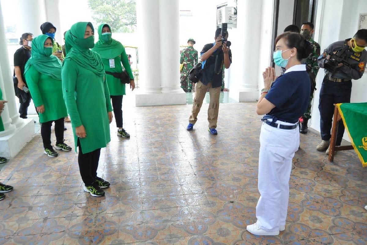 500 paket sembako bagi warga Kelurahan Ciateul