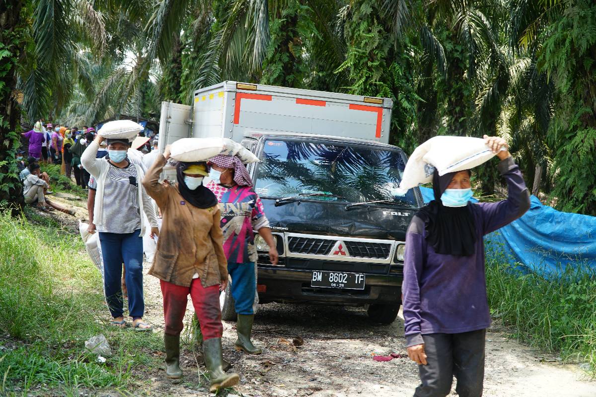 Pembagian Beras di TPA Muara Fajar Pekanbaru