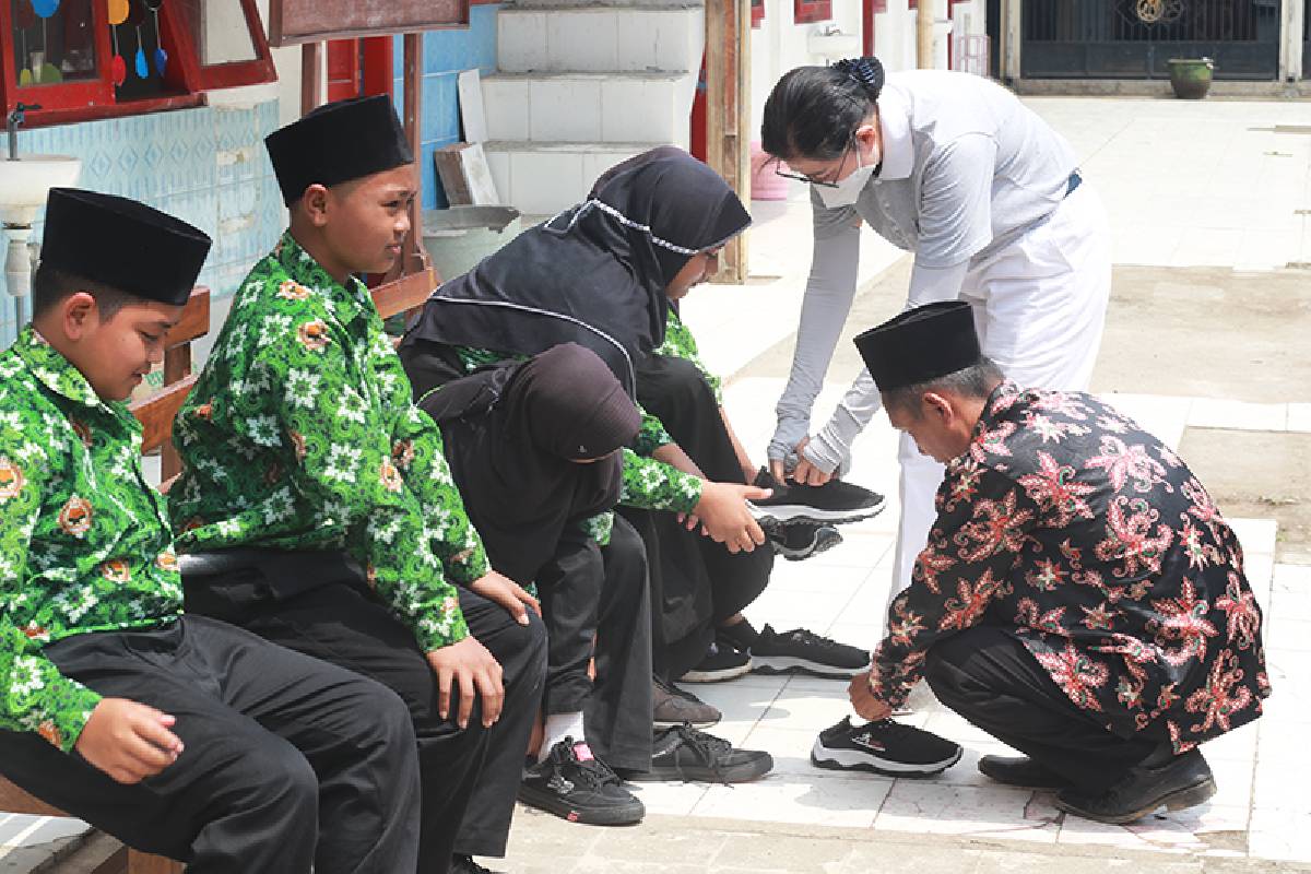 Wujud Cinta Kasih Lewat Bantuan Sepatu