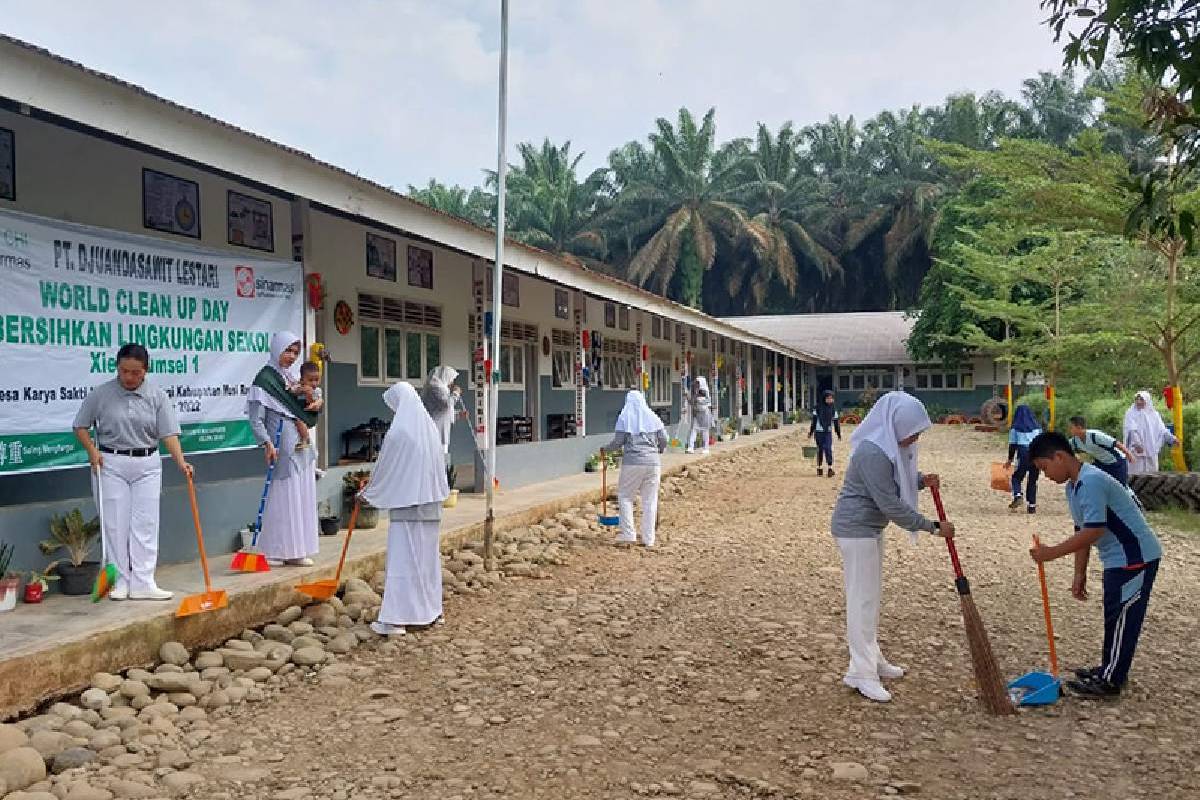 Menanamkan Karakter dari Kegiatan Membersihan Sekolah