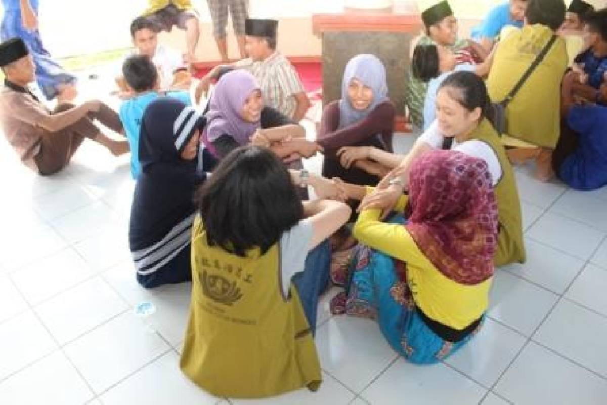 Mengucap Syukur dan Berbagi Kebahagiaan di Penghujung Tahun 2014