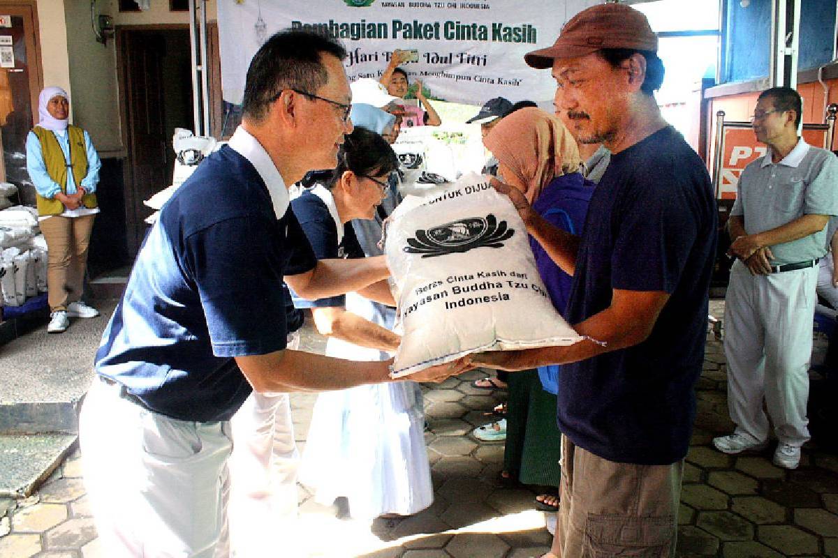 Relawan Tzu Chi Salurkan 450 Karung Beras untuk Warga Pejaten Timur 